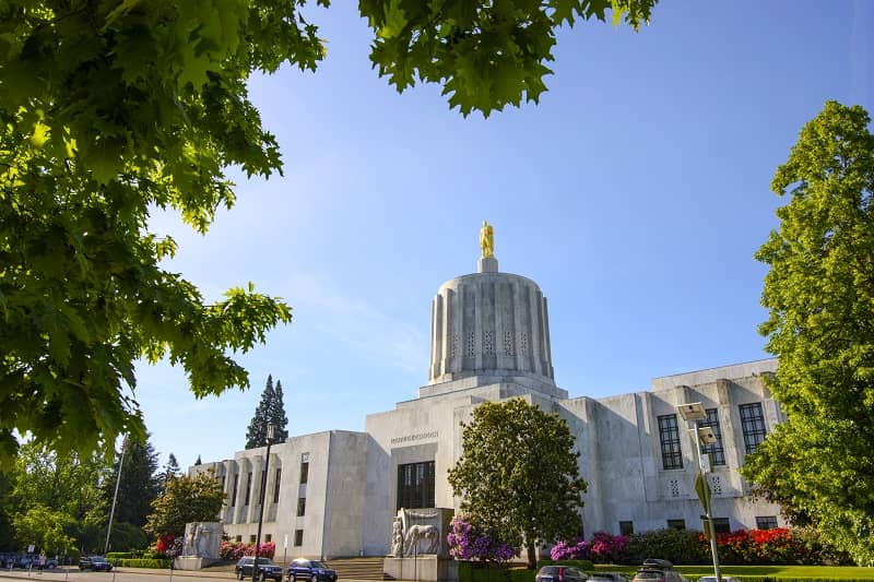 Oregon State Capital Building in Salem Oregon USA-cm